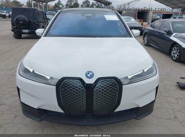 WB523CF04SCU32449 2025 BMW IX White Вид задньої частини салону