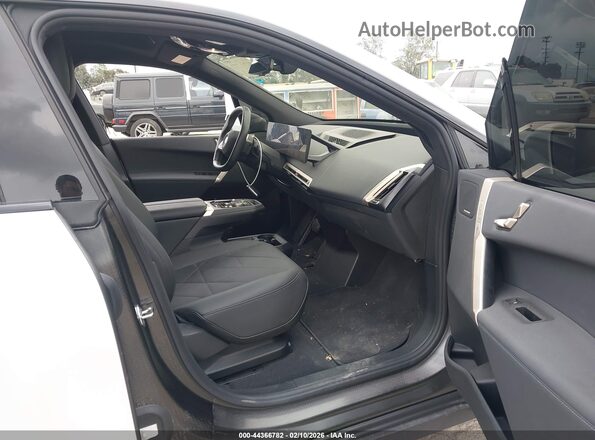 WB523CF04SCU32449 2025 BMW IX White Вид салону спереду