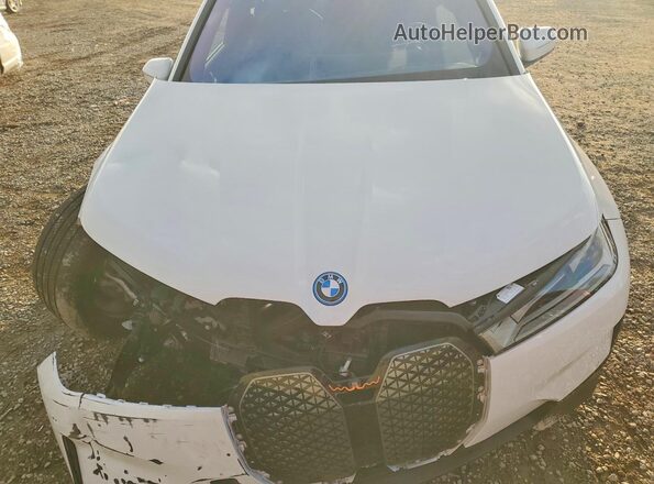 WB523CF05SCT69569 2025 BMW IX White Vista del compartimento del motor
