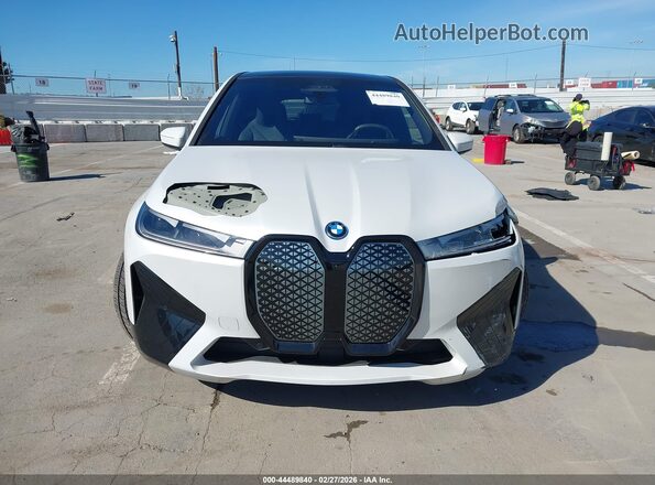 WB523CF06PCL56269 2023 BMW IX White უკანა სალონის ხედი