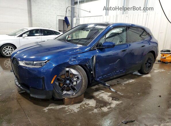 WB523CF06SCT45877 2025 BMW IX Blue წინა მარცხენა ხედი სამი მეოთხედიდან