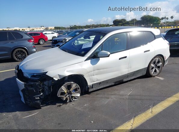 WB523CF09PCL95969 2023 BMW IX White Vista tres cuartos delantera izquierda