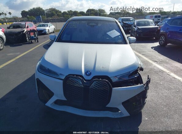 WB523CF09PCL95969 2023 BMW IX White Vista interior trasera