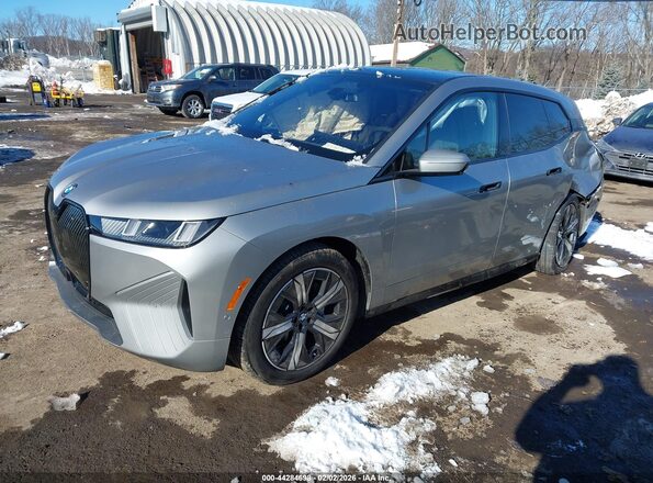WB543CF04TCW81876 2026 BMW IX Серебряный Передняя левая четверть