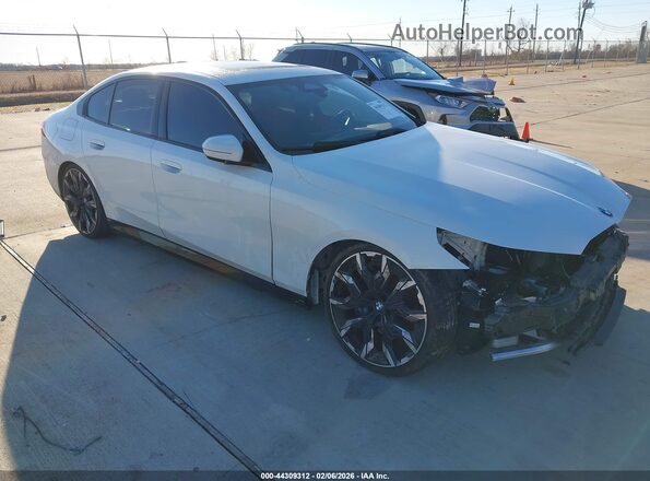 WBA43FJ05RCR52950 2024 BMW 5 SERIES White Przód prawy