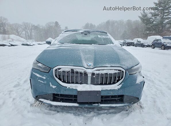 WBA63FJ09RCT00566 2024 BMW 5 SERIES Зеленый Вид спереди
