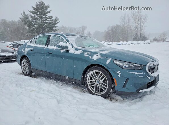 WBA63FJ09RCT00566 2024 BMW 5 SERIES Зеленый Передняя правая четверть