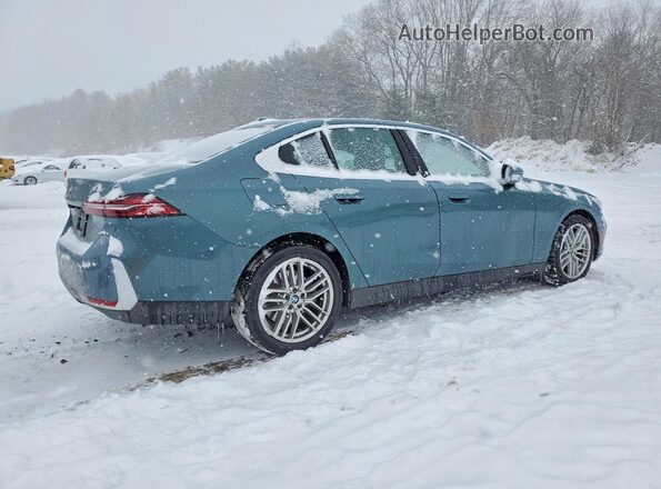 WBA63FJ09RCT00566 2024 BMW 5 SERIES Зеленый Задняя правая четверть