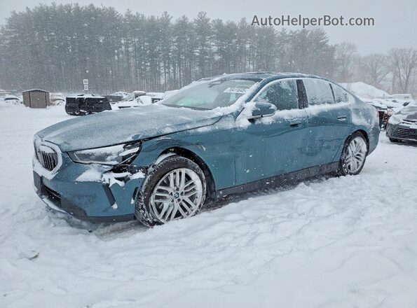 WBA63FJ09RCT00566 2024 BMW 5 SERIES Зеленый Передняя левая четверть