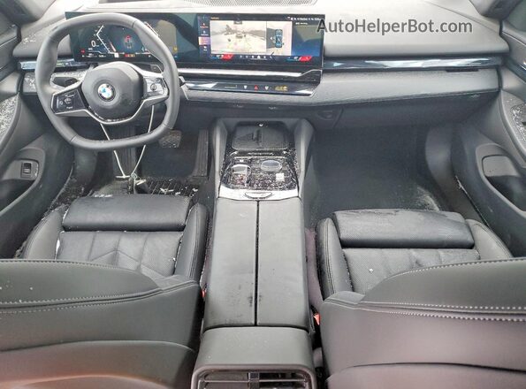 WBA63FJ09RCT00566 2024 BMW 5 SERIES Зеленый Вид панели приборов