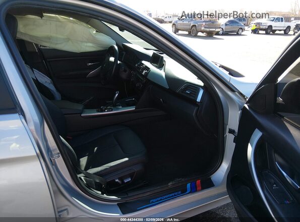 WBA8E1G57HNU14643 2017 BMW OTHER Серебряный Вид салона спереди