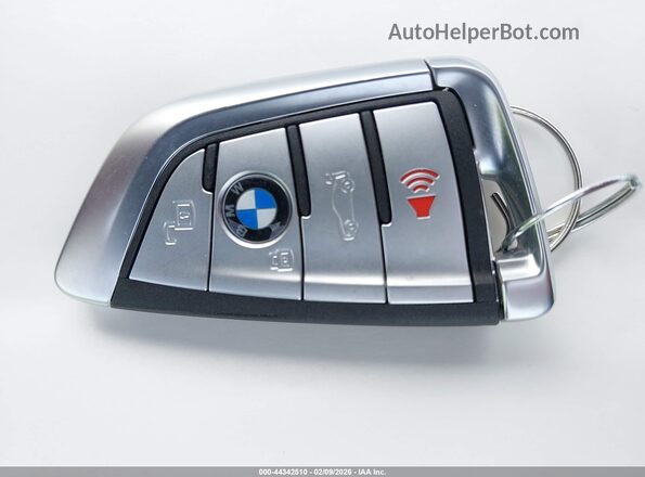 WBAGV8C05SCS58040 2025 BMW M8 Gray Вид панелі приладів