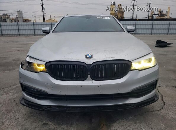 WBAJA9C51JB033458 2018 BMW 5 SERIES Серебряный Вид спереди