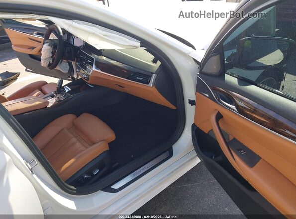 WBAJE5C35HG917217 2017 BMW OTHER Белый Вид салона спереди