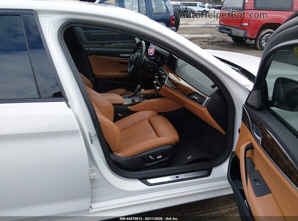 WBAJE7C57KG892583 2019 BMW OTHER White Vista interior delantera