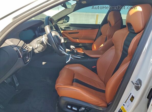 WBS83CH01NCJ40475 2022 BMW M5 Белый Вид салона спереди