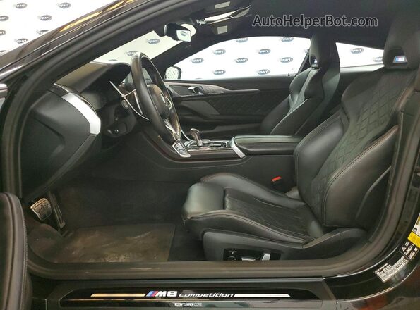 WBSAE0C02PCL26790 2023 BMW M8 Black Widok wnętrza z przodu
