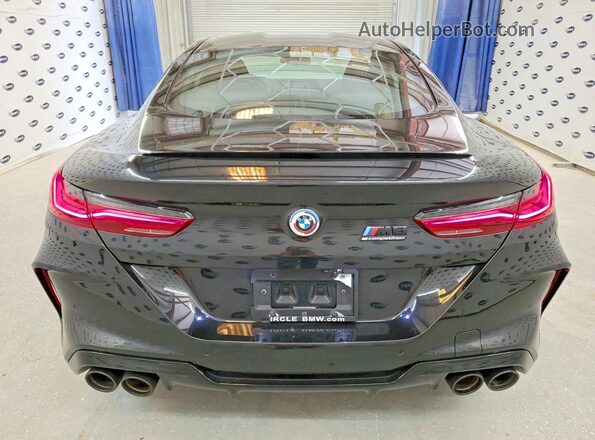 WBSAE0C02PCL26790 2023 BMW M8 Black Widok z tyłu