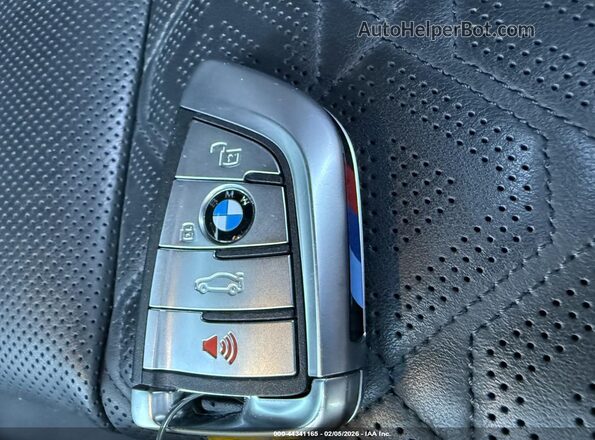 WBSAE0C07PCL08883 2023 BMW M8 Orange Widok deski rozdzielczej