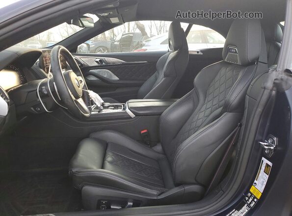 WBSDZ0C06PCL97640 2023 BMW M8 Blue Widok wnętrza z przodu