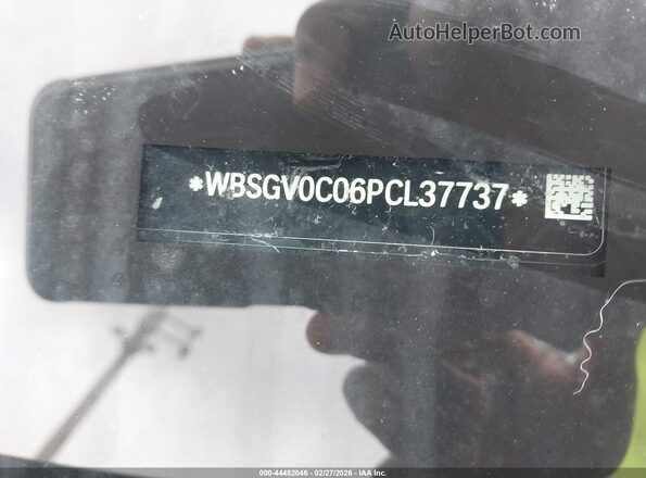 WBSGV0C06PCL37737 2023 BMW M8 Black Widok komory silnika