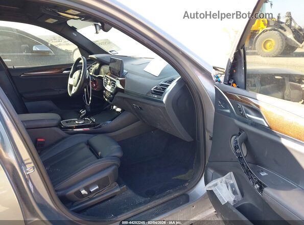 WBX47DP02PN225000 2023 BMW X3 Серый Вид салона спереди