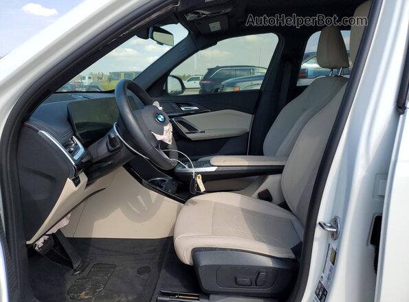 WBX73EF05S5156540 2025 BMW X1 White Vista interior delantera