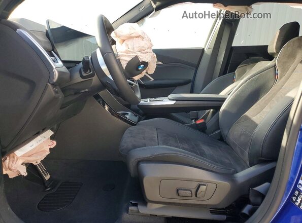 WBX73EF09T5462237 2026 BMW X1 Синий Вид салона спереди
