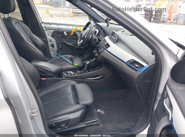 WBXHT3C31G5E51359 2016 BMW X1 Серебряный Вид салона спереди