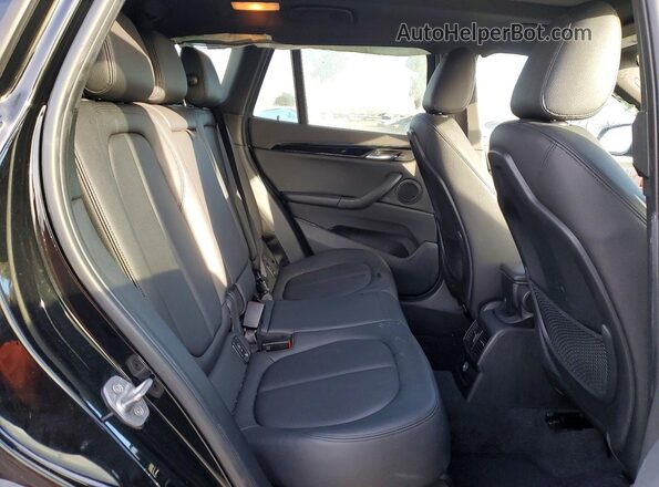 WBXHT3C33H5F73660 2017 BMW X1 Black Widok tylnych siedzeń