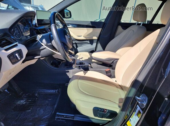 WBXHT3C37H5F87044 2017 BMW X1 Black Widok deski rozdzielczej
