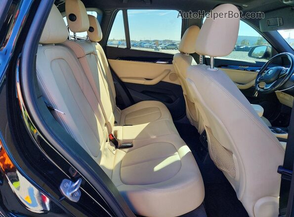 WBXHT3C37H5F87044 2017 BMW X1 Black Widok komory silnika