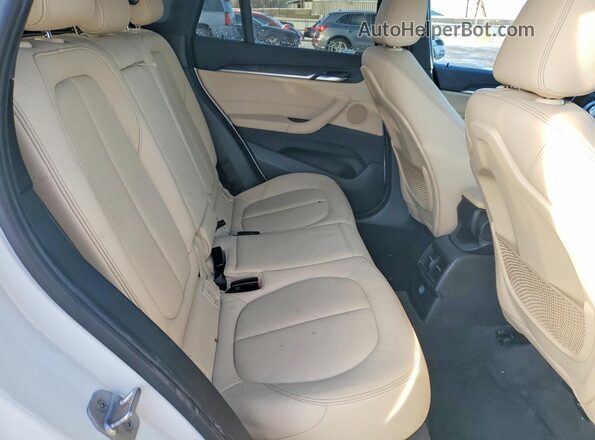 WBXHT3C39H5F70651 2017 BMW X1 White Вид задньої частини салону
