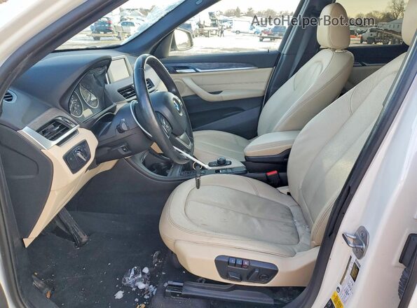 WBXHT3C39H5F70651 2017 BMW X1 White Вид салону спереду