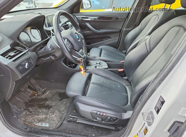 WBXHT3C55K5L90024 2019 BMW X1 Белый Вид салона спереди