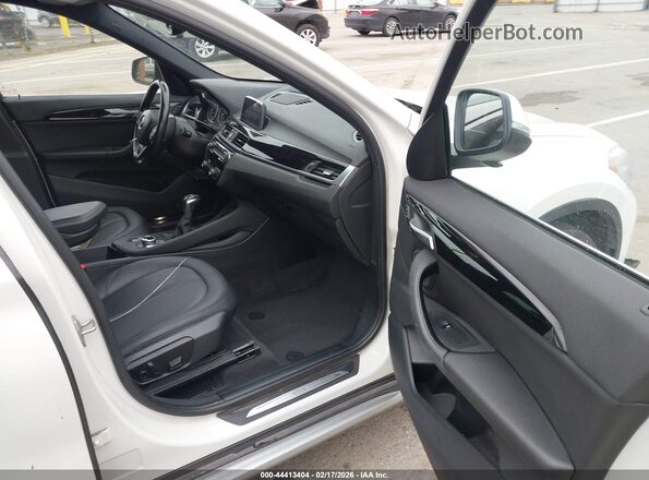 WBXHT3Z30J4A66475 2018 BMW X1 Белый Вид салона спереди