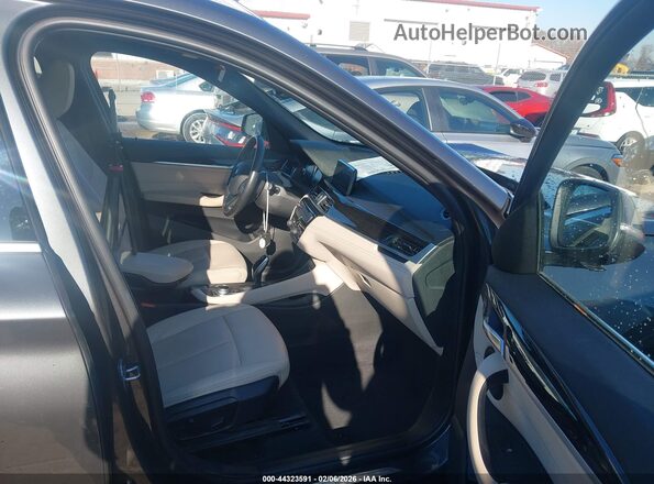 WBXJG7C0XM5U18713 2021 BMW X1 Серый Вид салона спереди
