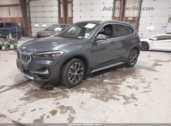 WBXJG9C07N5U58616 2022 BMW X1 Gray Vista tres cuartos delantera izquierda