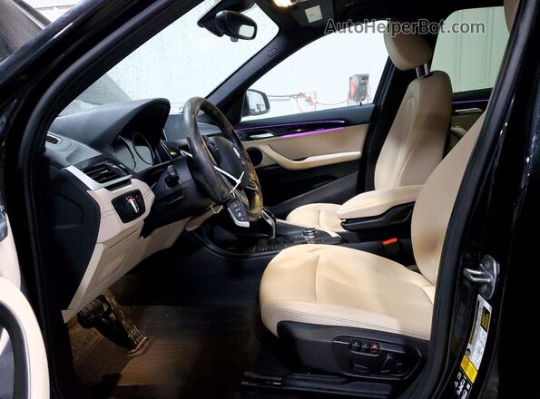 WBXJG9C07N5V41771 2022 BMW X1 Черный Вид салона спереди