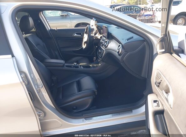 WDCTG4EB2HJ282572 2017 MERCEDES-BENZ GLA 250 Серебряный Вид салона спереди