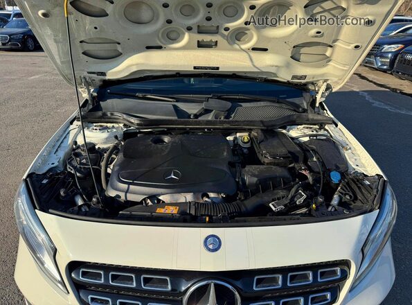 WDCTG4EB5JJ374538 2018 MERCEDES-BENZ GLA White Widok deski rozdzielczej