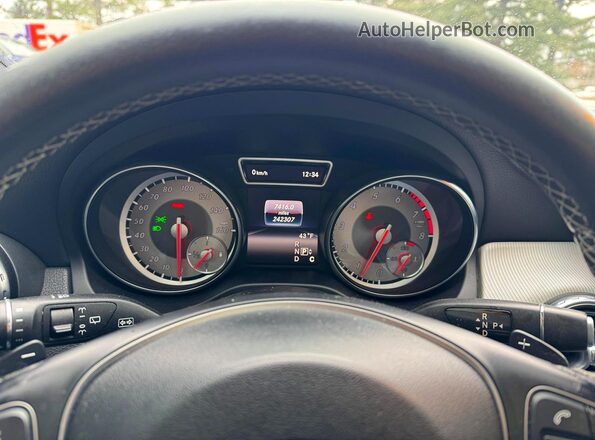 WDCTG4GB4GJ272637 2016 MERCEDES-BENZ GLA Белый Вид салона спереди