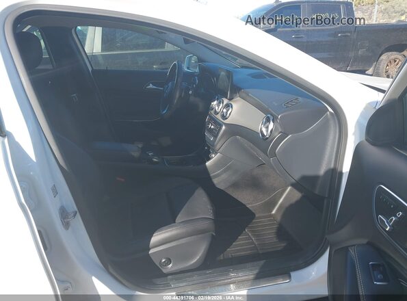 WDCTG4GB9KU000270 2019 MERCEDES-BENZ GLA 250 Белый Вид салона спереди
