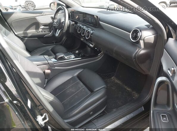 WDD3G4EB2KW024638 2019 MERCEDES-BENZ A 220 Черный Вид салона спереди