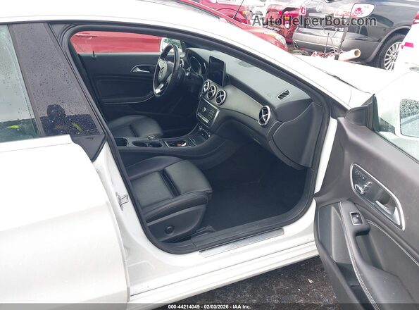 WDDSJ4EBXJN665442 2018 MERCEDES-BENZ CLA 250 White Vista interior delantera