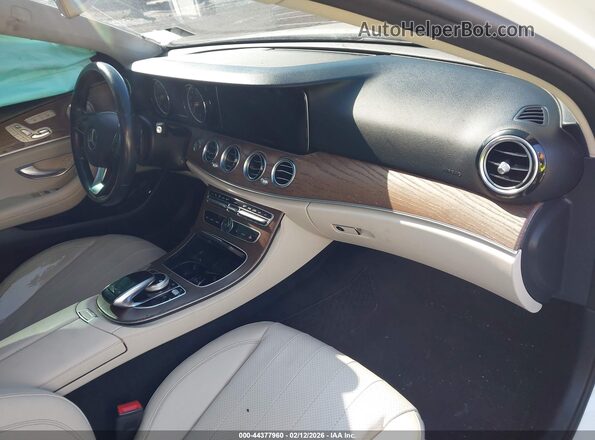 WDDZF4JB2JA306762 2018 MERCEDES-BENZ E-CLASS Белый Вид салона спереди
