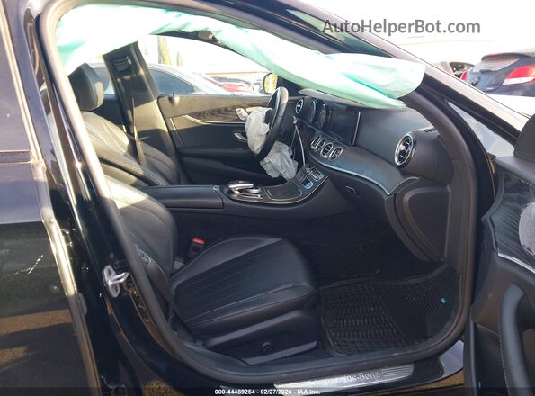 WDDZF4JB4KA488482 2019 MERCEDES-BENZ E-CLASS Черный Вид салона спереди