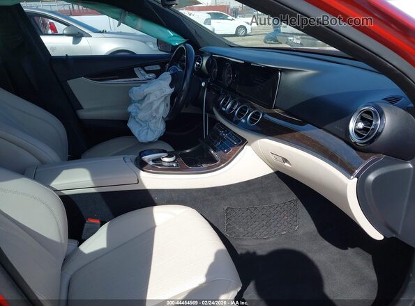 WDDZF4JB7KA527646 2019 MERCEDES-BENZ E-CLASS Бордовый Вид салона спереди