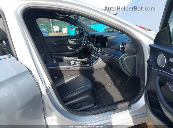 WDDZF4KB3HA036028 2017 MERCEDES-BENZ E-CLASS Серебряный Вид салона спереди