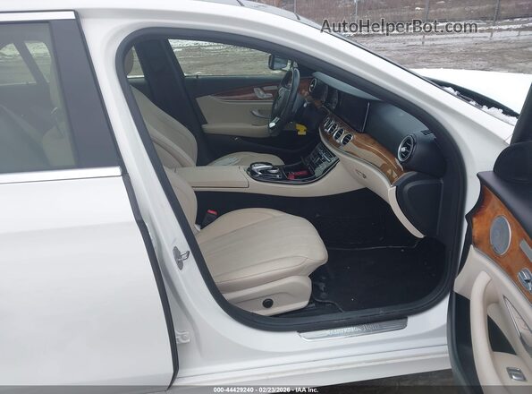 WDDZF4KB9JA378122 2018 MERCEDES-BENZ E-CLASS Белый Вид салона спереди